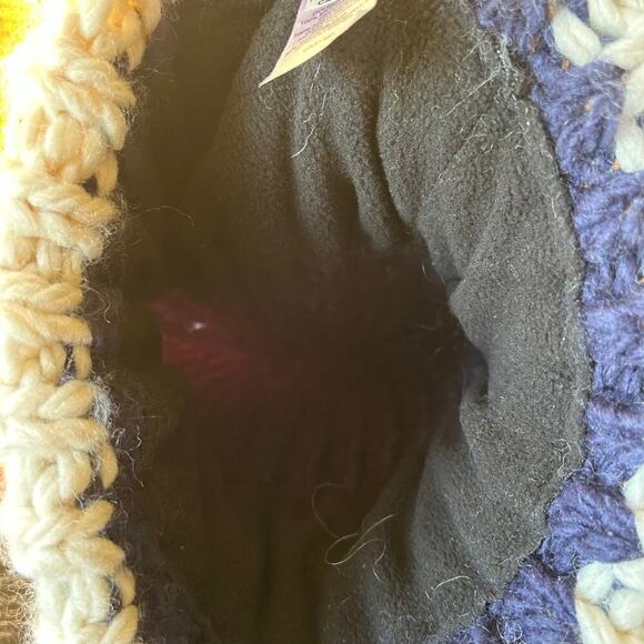 Kyi Kyi fur navy blue and cream chunky wool pompom hat w/ fleece lining - Picture 4 of 5